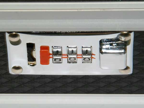 STRIKE Aluminum Rifle Transport Case, 131x38x13 cm (Wave) - Silver / Black OD-A-STRIKE028 asgbox.pl STRIKE Aluminum Rifle Transport Case, 131x38x13 cm (Wave) - Silver / Black - obrazek 3