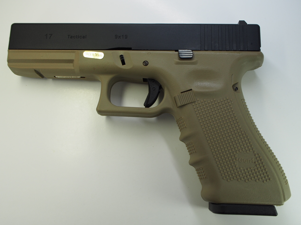 WE GBB Gas Pistol R17 Gen4 - Black/Tan OD-A-WE00098 asgbox.pl WE GBB Gas Pistol R17 Gen4 - Black/Tan - obrazek 2